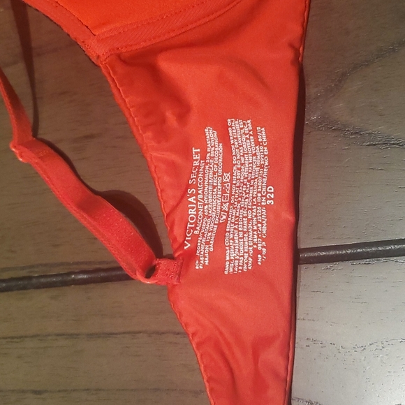 Victoria's Secret Wireless Push-Up Bra w/ Lace Details, Red, 32D - Picture 6 of 9